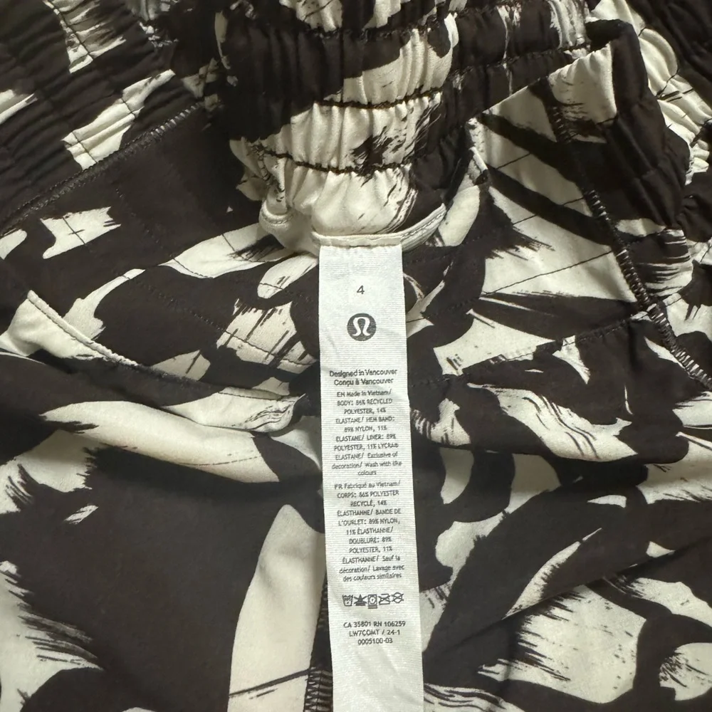 LULULEMON SIZE 4 HOTTY HOTS - Picture 2 of 3